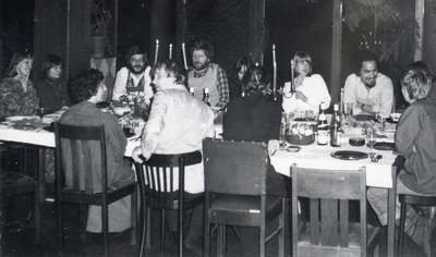 600136 Afbeelding van enkele bewoners van de experimentele flat Marowijnedreef 1-51 te Utrecht tijdens het kerstdiner ...